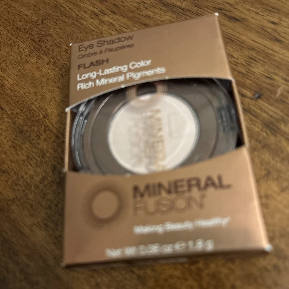Mineral Fusion Long-Lasting Color Eye Shadow Shade Flash 1.8g NIB